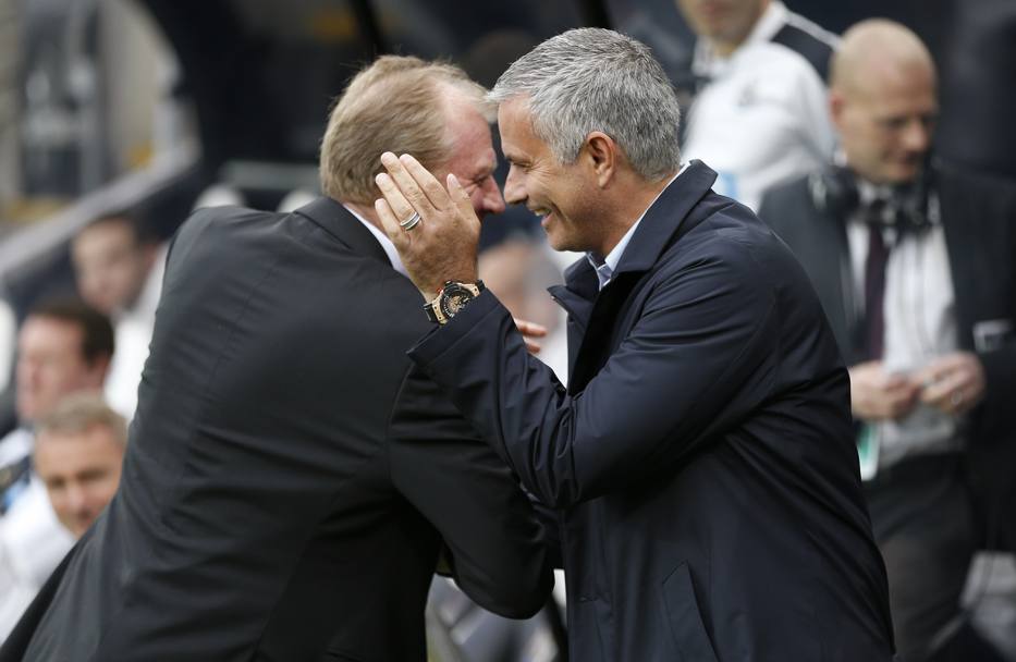 Premier League: un caloroso abbraccio tra i coach Jos Mourinho e Steve McClaren, prima della partita Chelsea-Newcastle (Reuters)